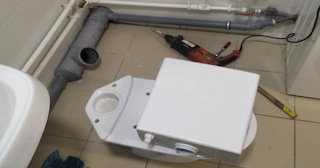 Установка напольного унитаза в Колпино: монтаж под ключ от СантехДомКлп от 5186 рублей.